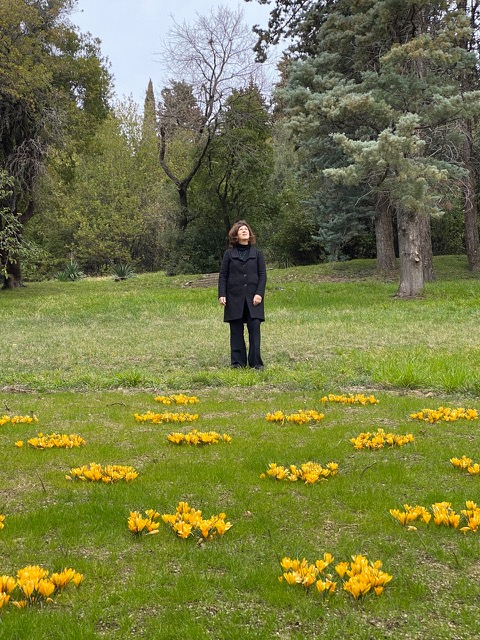 Maria Grazia Plos vicino ai crochi fioriti